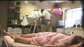 망에 의해 스키니는 갈색 머리와 문신 깊은 곳에서 음부