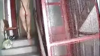 소녀는 테라스에서 회색 브래지어 수음을 해 면도 음부