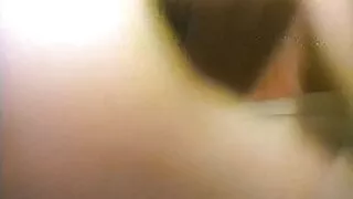 큰 수탉을 가진 남자는 정자와 마른 이웃의 음부를 펌핑