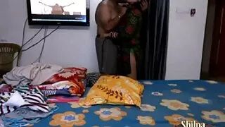 이 요리사 립 륙 그 앞치마 에 프런트 의 이 조수 고 잤어 그 강아지 스타일 에 여자 에 이 테이블