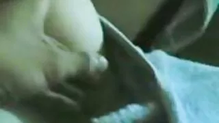금발은 그 남자의 거시기를 빨고 커닐링구스를 얻은 다음 모든 균열에서 그녀를 망 쳤어