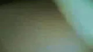문신을 한 사람이 뿌려 정액의 입에 젊은 아름다움 후 빌어 먹