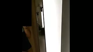 금발을 가진 안경과 문신 대체 음부에 대한 수탉
