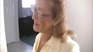 금발은 사나이와 열정적 인 섹스의 형태로 새해 선물을 받았다