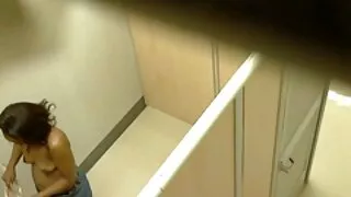 면도 여자 친구 카페에서 쟁기 어두운 색의 초콜릿 산