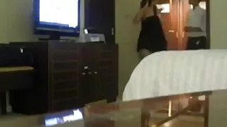젊은 부부의 연인에 흰색 소파식 섹스