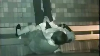 한 젊은 여학생이 남자의 항문을 핥고 암으로 일어 섰다