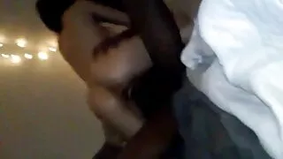빨강 머리 나쁜 문신을 가진 그녀의 뒤에 엿 사람에 의해 차고