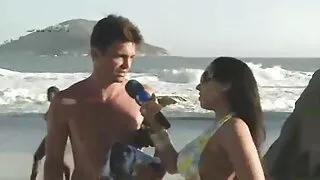 병아리를 제공 열정적인 마사지를 그녀의 친구와 감싸고 그녀의 젖은 슬릿