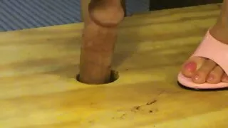 라티나 감싸고 가장 친한 친구의 항문과 음부에 회색 격자 무늬